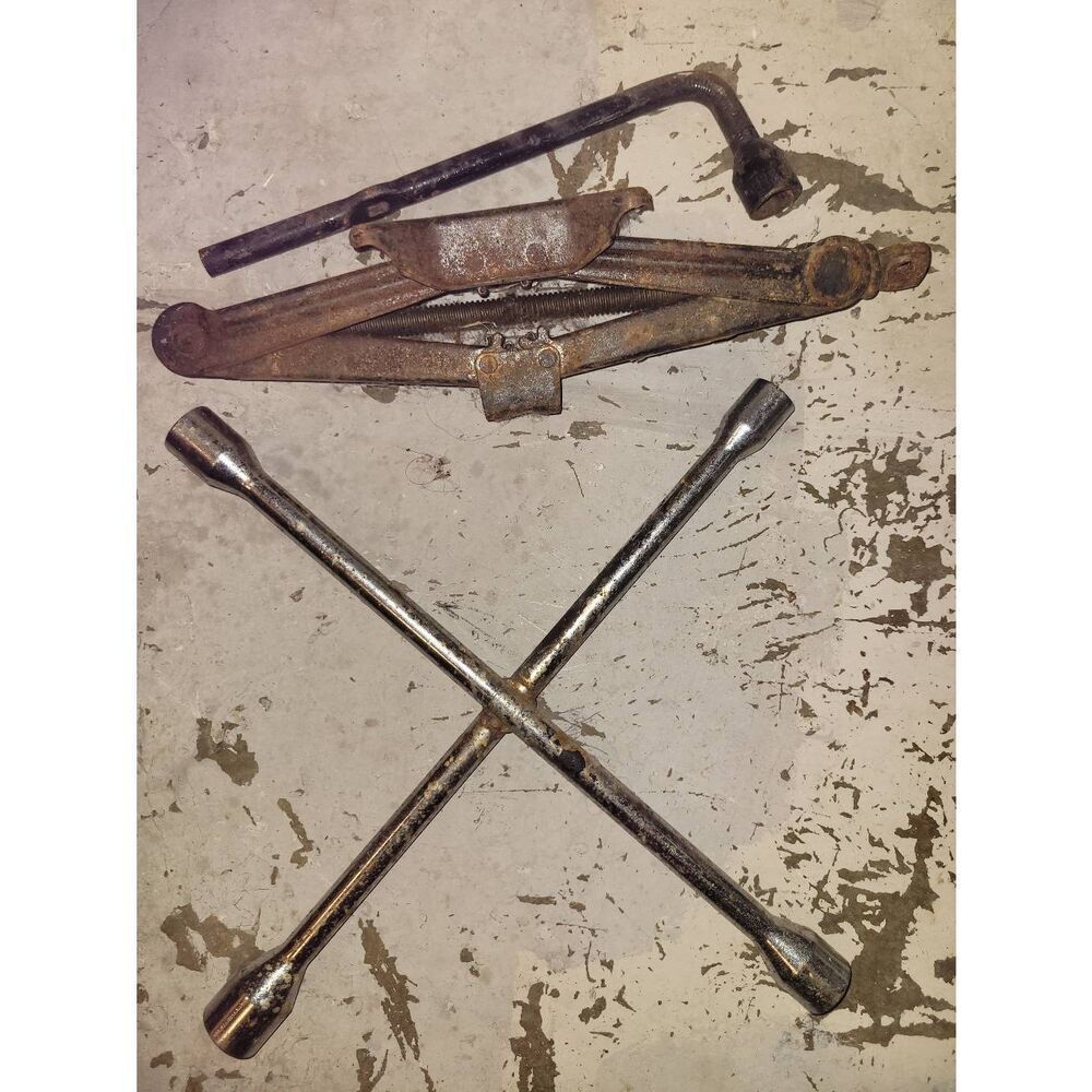 Car wheel 🛞 changing axle set